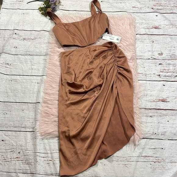 NWT Azazie x Kendall & Kylie Off Shoulder Stretch Satin Bronze Skirt Set - Picture 2 of 10